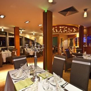 Doček Srpske Nove godine - elegantno uređeni stolovi