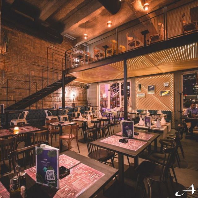Restoran Magaza - prazne stolice i stolovi