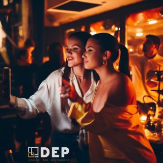 Dep Lounge Bar - dve žene prave selfi