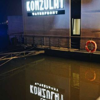 Konzulat Waterfront - svetleći znak na zgradi