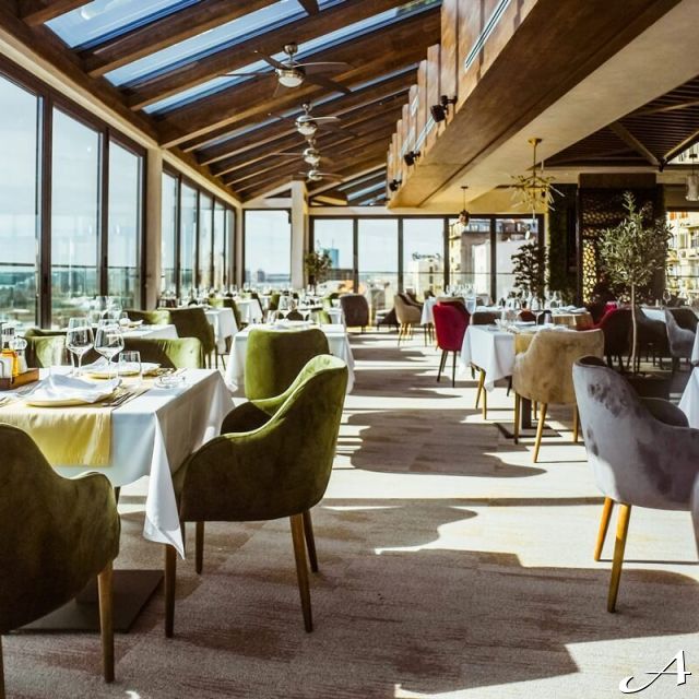 Restoran Mokum - prazne stolice i stolovi