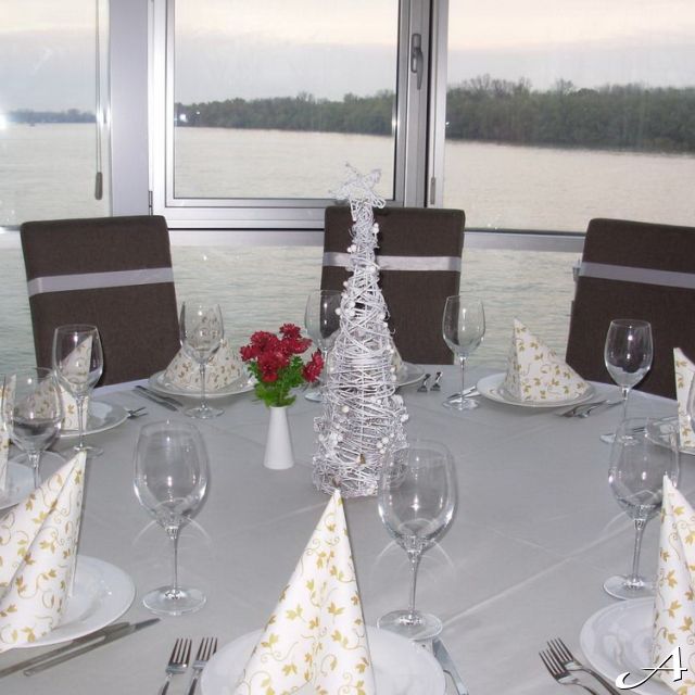 Splav restoran Dubai - praznični sto