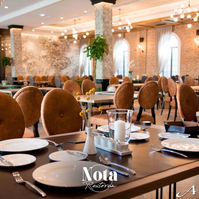 Restoran Nota - prazni stolovi i stolice