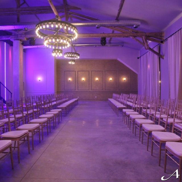 Doček Nove godine - prazna sala sa stolicama
