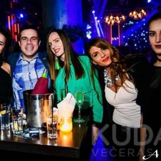 Klub Kasina - grupa ljudi na proslavi
