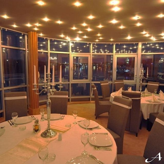 Splav restoran Sirena - prazni stolovi i stolice