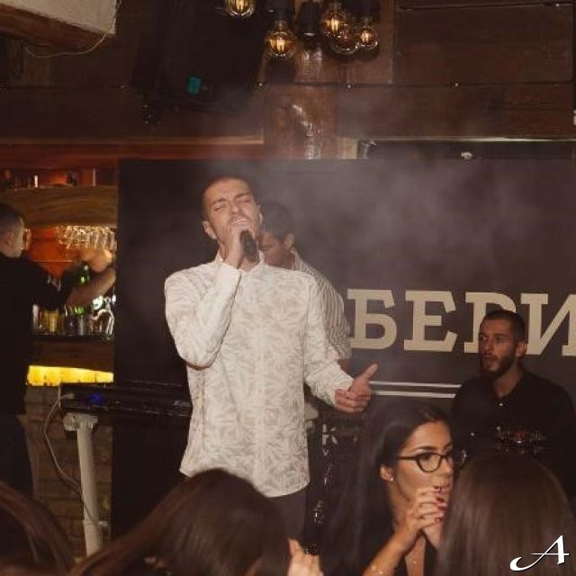 Kafana Barberi - pevač i bend
