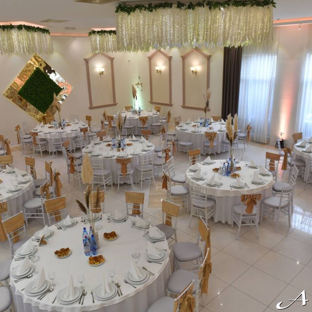 Event centar - prazni stolovi i stolice
