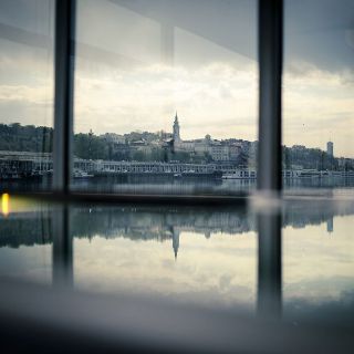 Doček Nove godine - pogled kroz prozor
