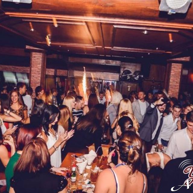 Splav kafana Uzbuna - gužva i slavlje