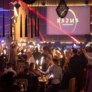Restoran Karma - gosti sa bakljama