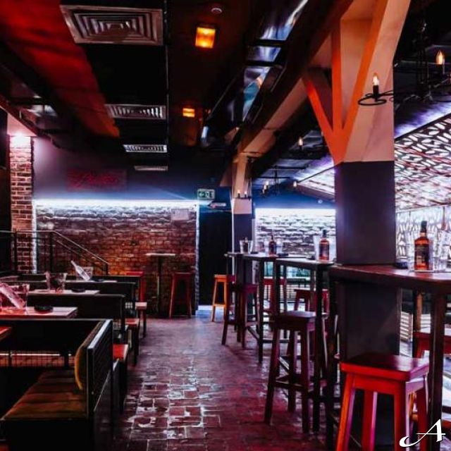 Kafana Ona moja - enterijer sa stolovima
