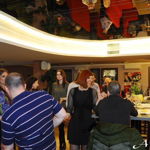 Restoran Galaxy - ljudi slave Novu godinu