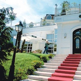 Vila Jelena - ulaz sa crvenim tepihom