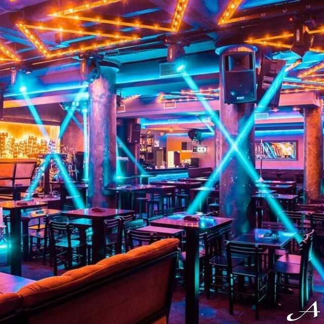 Klub kafana Tarapana - praznična svetla i stolovi