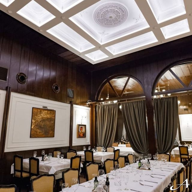 Doček Nove godine - elegantno uređena sala
