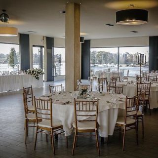 Restoran Easy - prazni stolovi i stolice