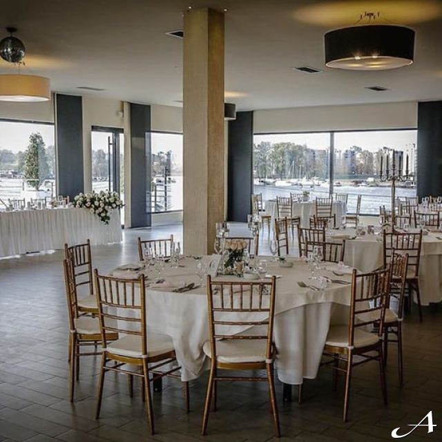 Restoran Easy - prazni stolovi i stolice