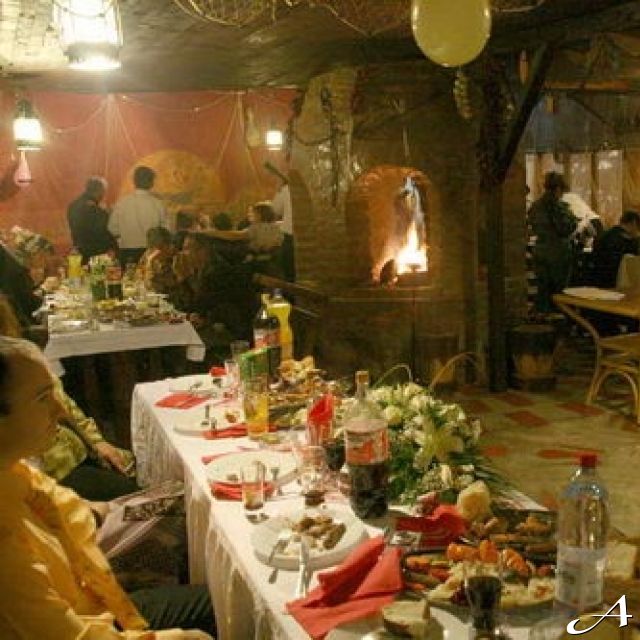 Restoran Stenka - gosti za stolovima