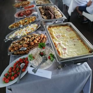 Doček Nove godine - bogat bife sto