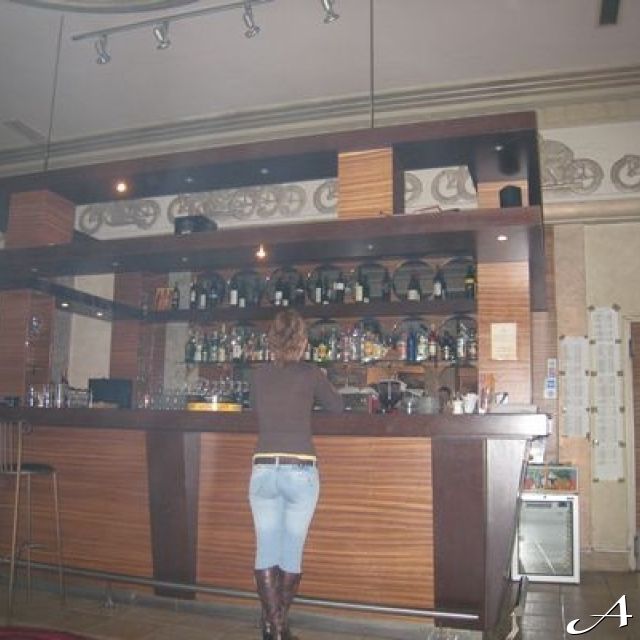 Restoran Rad - žena pored šanka