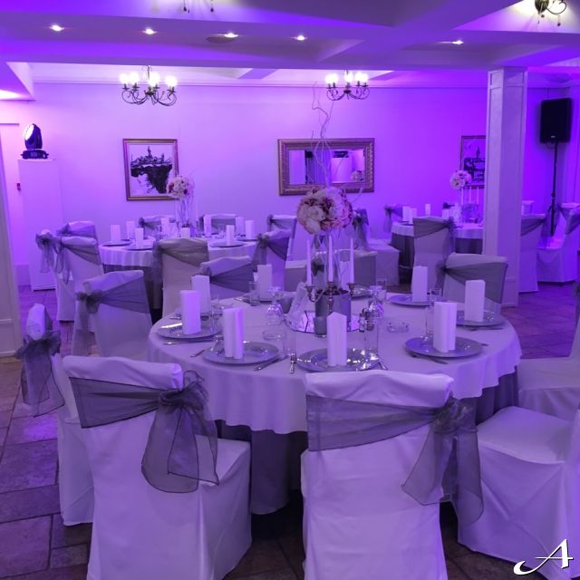 Hotel Prestige - dekorisane stolice i stolovi