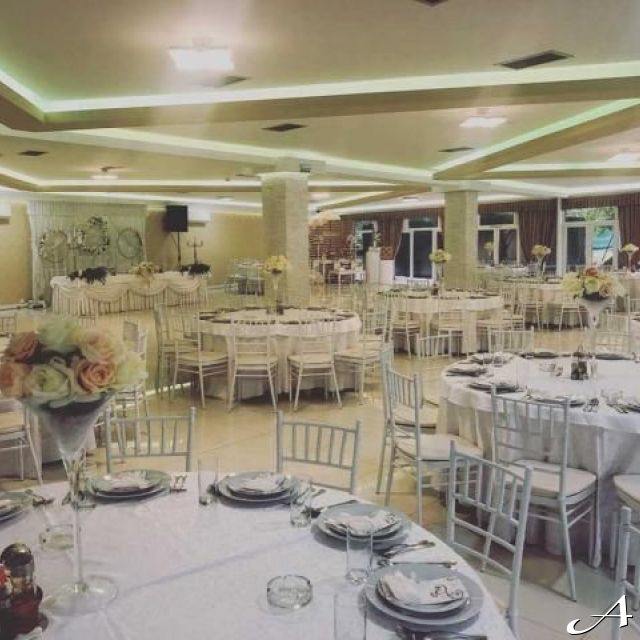 Restoran Košuta - prazni stolovi i stolice