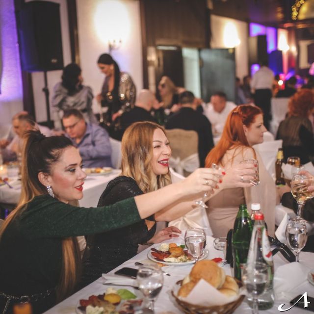 Doček Nove godine - ljudi nazdravljaju