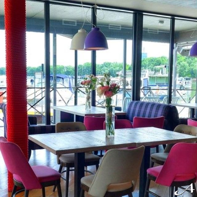Splav restoran - unutrašnjost sa stolovima