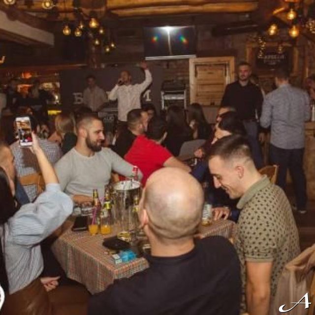 Srpska Nova godina - ljudi u kafani