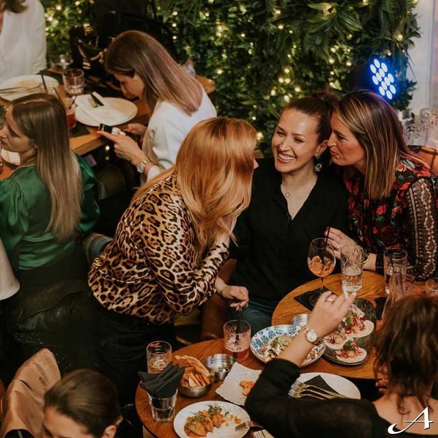 Toro Latin GastroBar - ljudi slave i razgovaraju