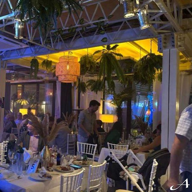 The Beach Belgrade - ljudi u restoranu