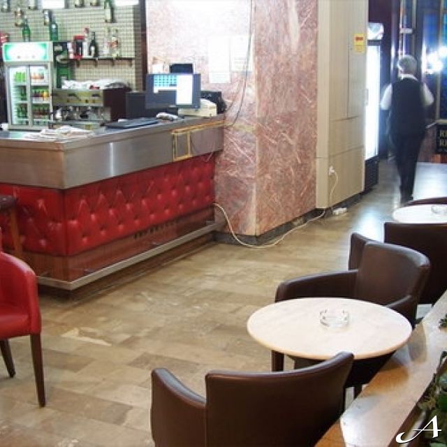 Hotel Royal - prazan bar i stolovi