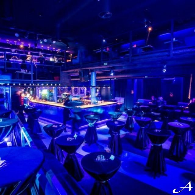 Klub Plan B - prazne stolice i stolovi