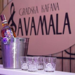 Doček Nove godine - boca viskija i čaše