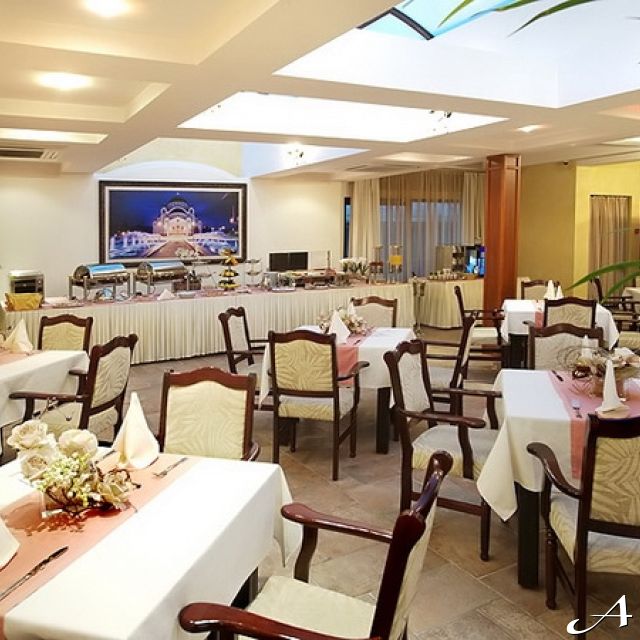 Restoran Bask - prazni stolovi i dekor