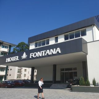 Hotel Fontana - ulaz i natpis