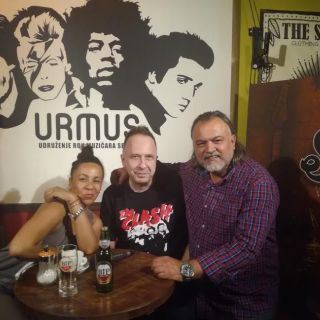 Udruženje rok muzičara - ljudi za stolom