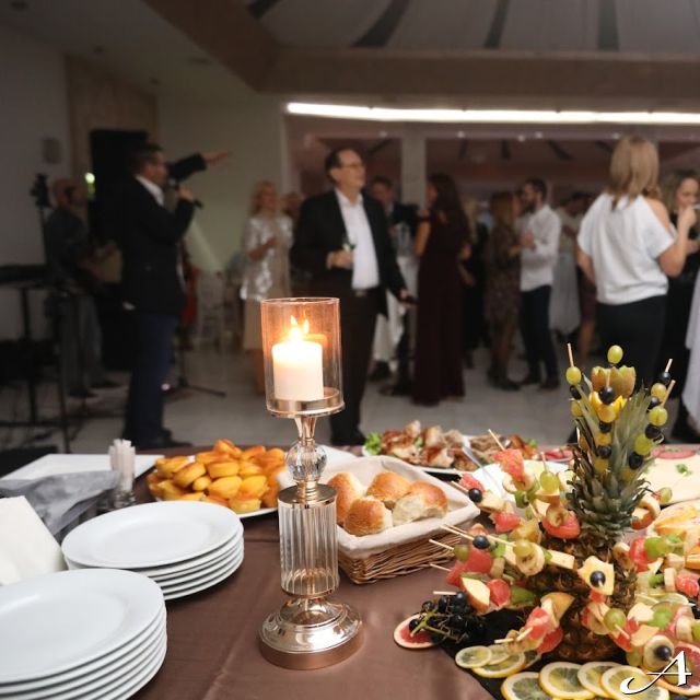 Restoran Košutnjak Lux - sto sa hranom i gosti