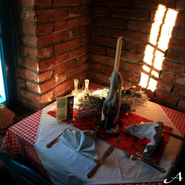 Doček Nove godine - sto sa dekoracijom