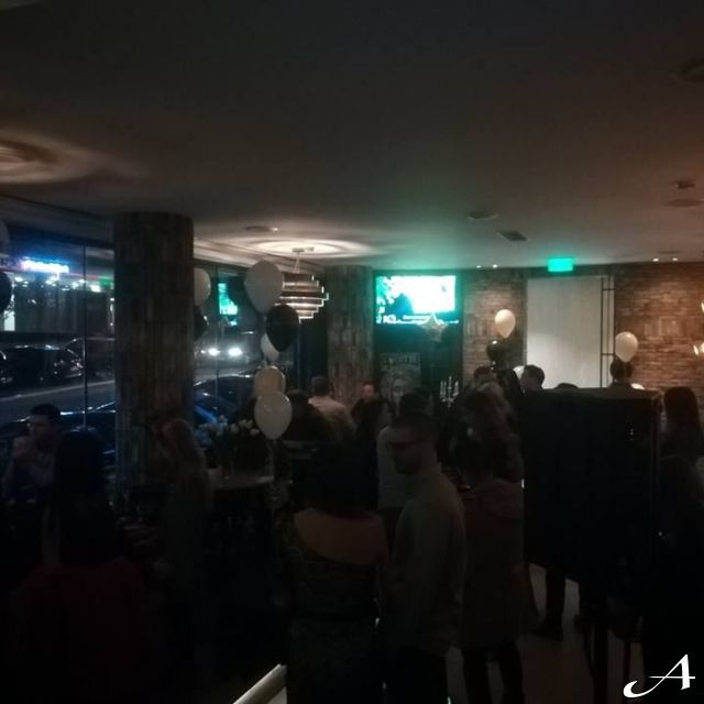 Doček Nove godine - ljudi u restoranu