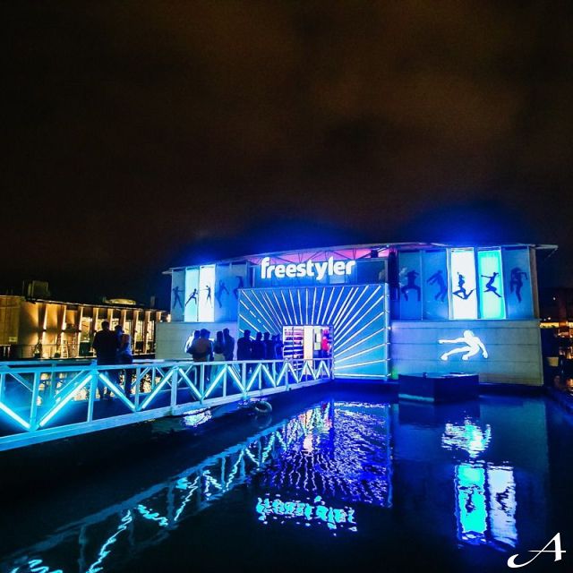 Freestyler - osvetljena bina noću