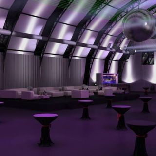 Doček Nove godine - prazna sala sa stolovima
