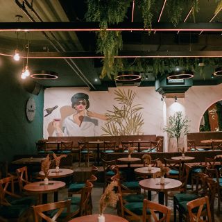 Klub Santo Domingo - prazne stolice i stolovi