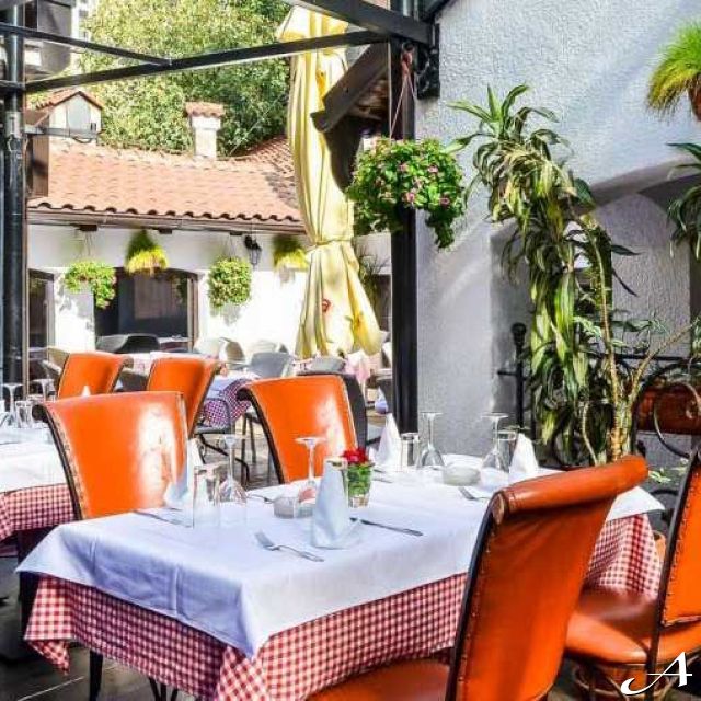 Restoran Tri Šešira - prazni stolovi i stolice