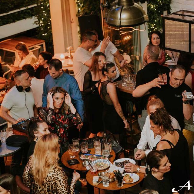 Toro Latin GastroBar - ljudi u baru