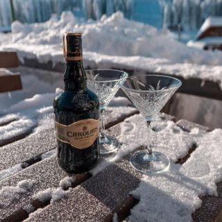 Dolly Bell Kopaonik - flaša i čaše na snegu