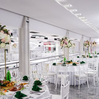Restoran Dream Day - dekorisane stolove