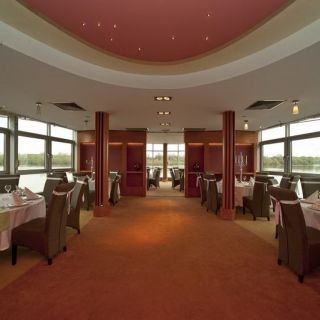 Splav restoran Sirena - prazne trpezarijske stolice