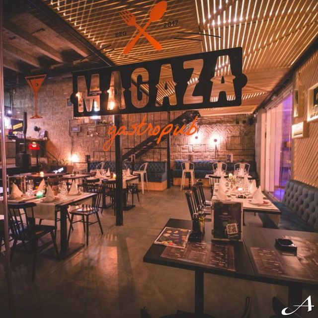 Restoran Magaza - prazne stolice i stolovi